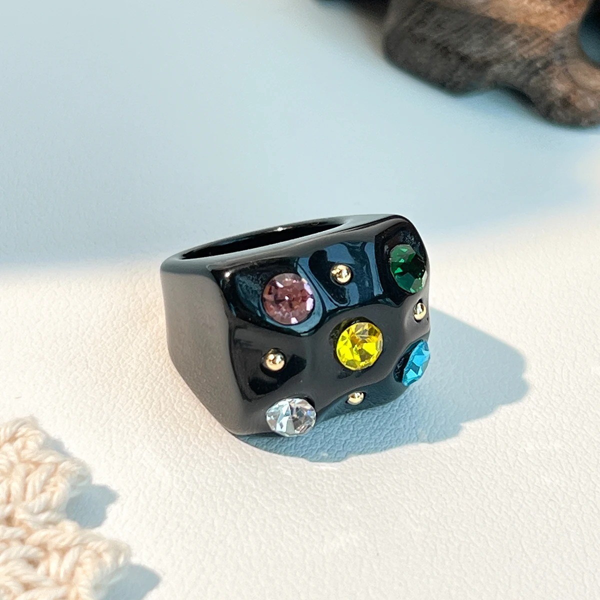 Multicolored resin oil drop ring, oval geometric style, adorned with flowers