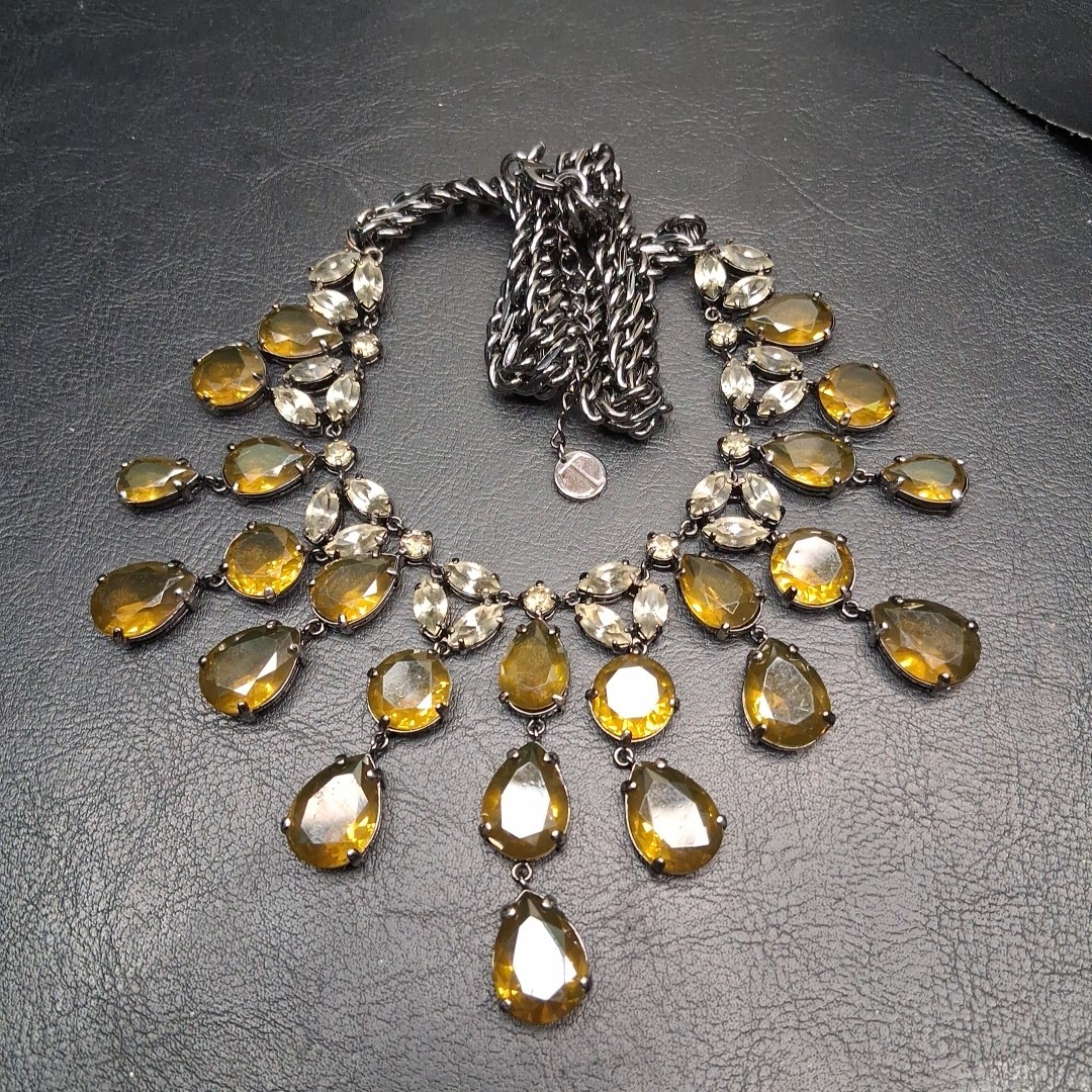 TALBOTS Gunmetal Tone Chain Bib Necklace Whit Green Lucite Jewels. 17.586