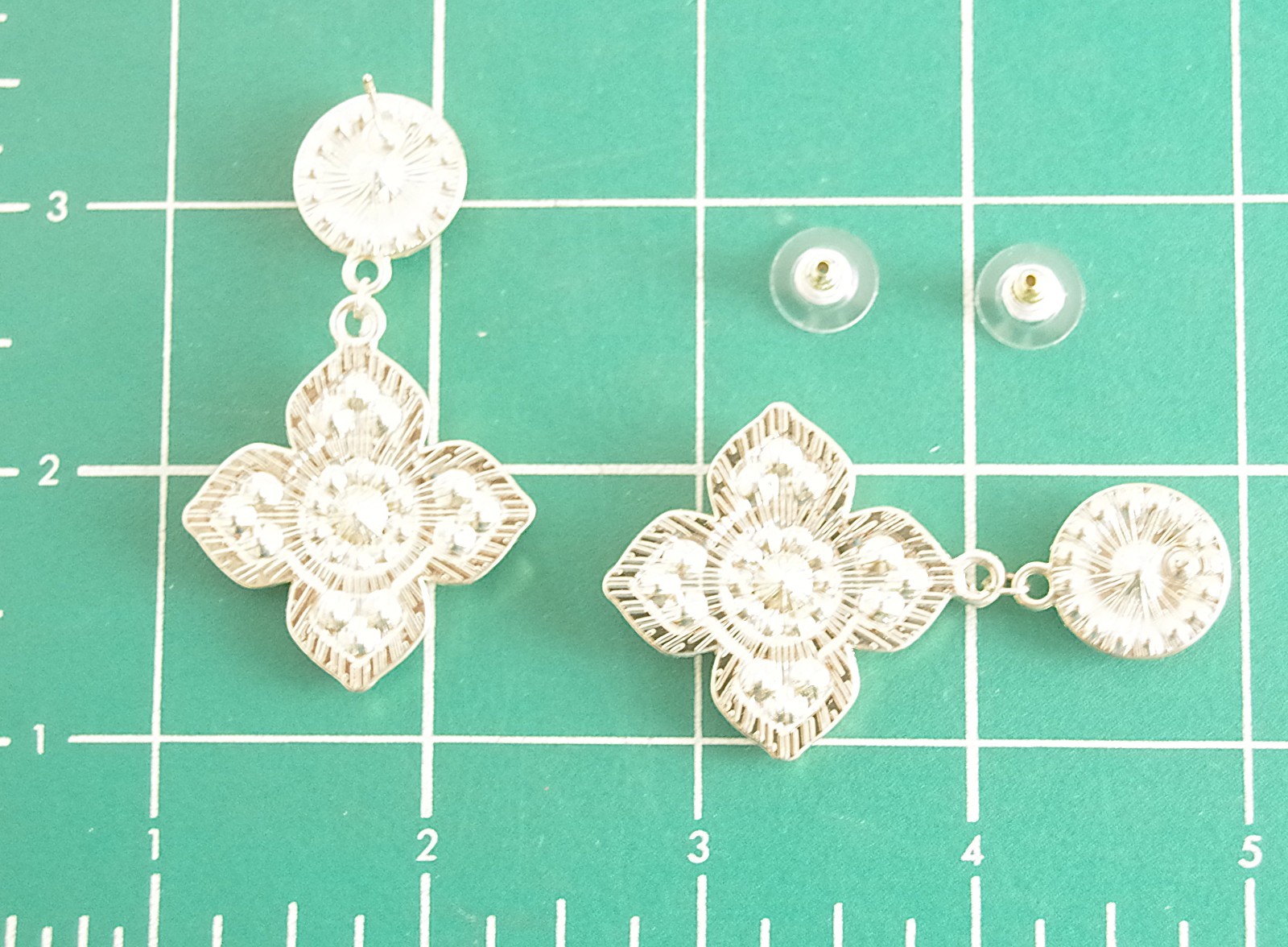 BETSEY JOHNSON BOHEMIAN/ BOHO FLOWER MEDALLION RHINESTONE BEAD DANGLE EARRINGS