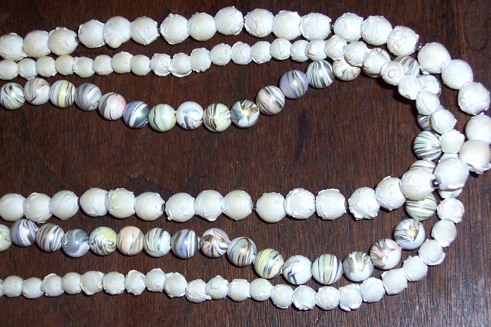 3 Strand Unusual Bead Necklace – Plastic Swirl & Off-White Bumpy – No Mark #N282