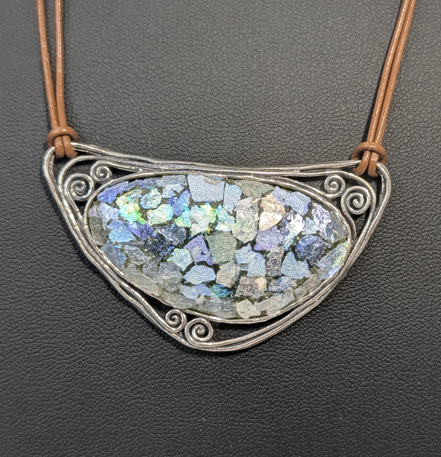 ** (NOS) Noa Zuman Freeform Roman Glass Leather Drop Necklace (~17g) AR-37