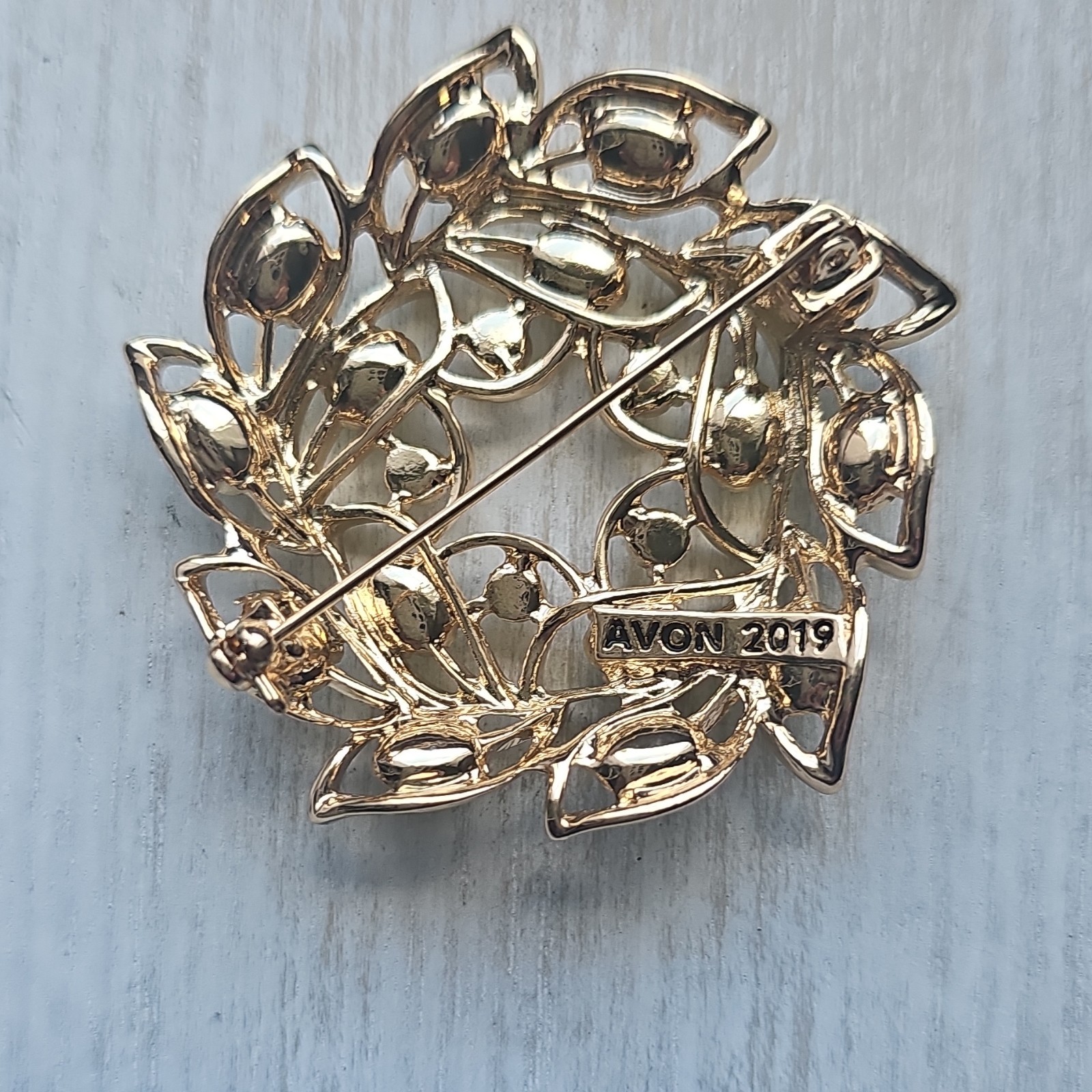 Avon 2019 Signed Gold Tone Green & Clear Rhinestone Leaf Wreath Brooch Pin