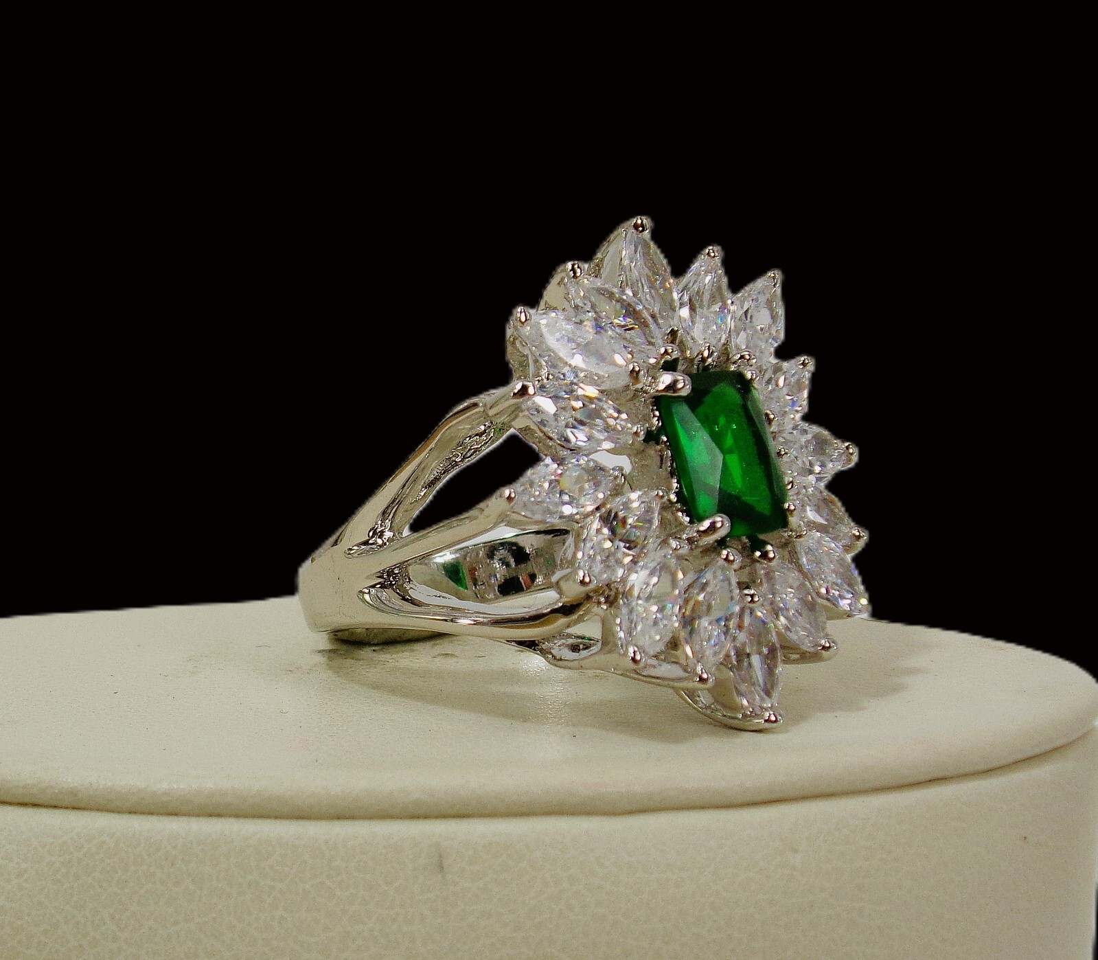 Green rectangle cubic zirconia stone ring, clear marquise stones all around SZ 8