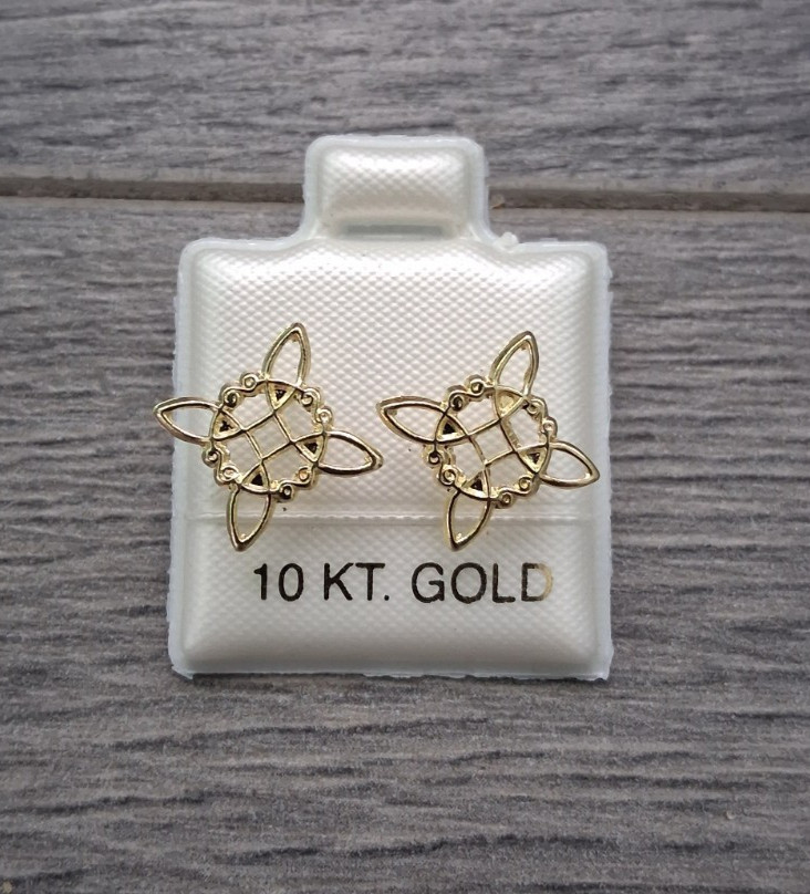 aretes de oro de 10K nudo de bruja / 10K gold earrings wich’s knot screw back.