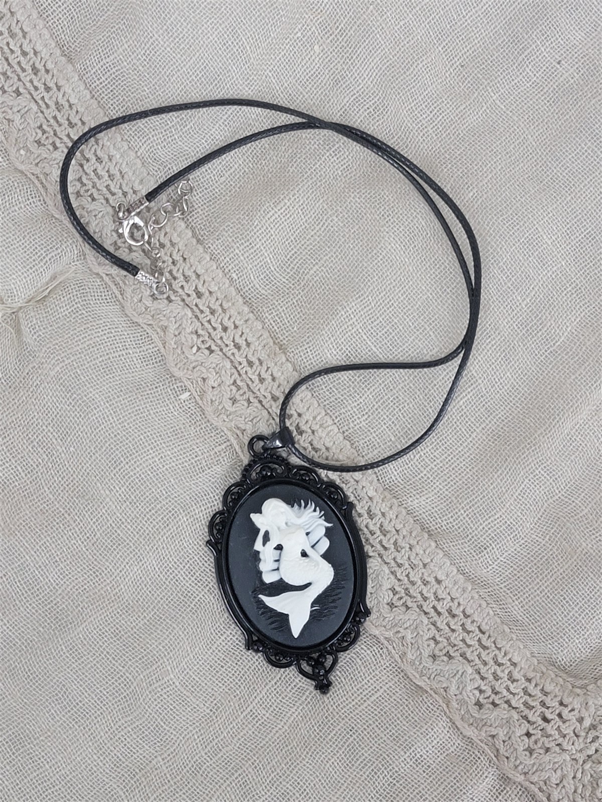 Victorian Trading Siren of the Sea Mermaid Cameo Pendant Necklace Black Wht 30G