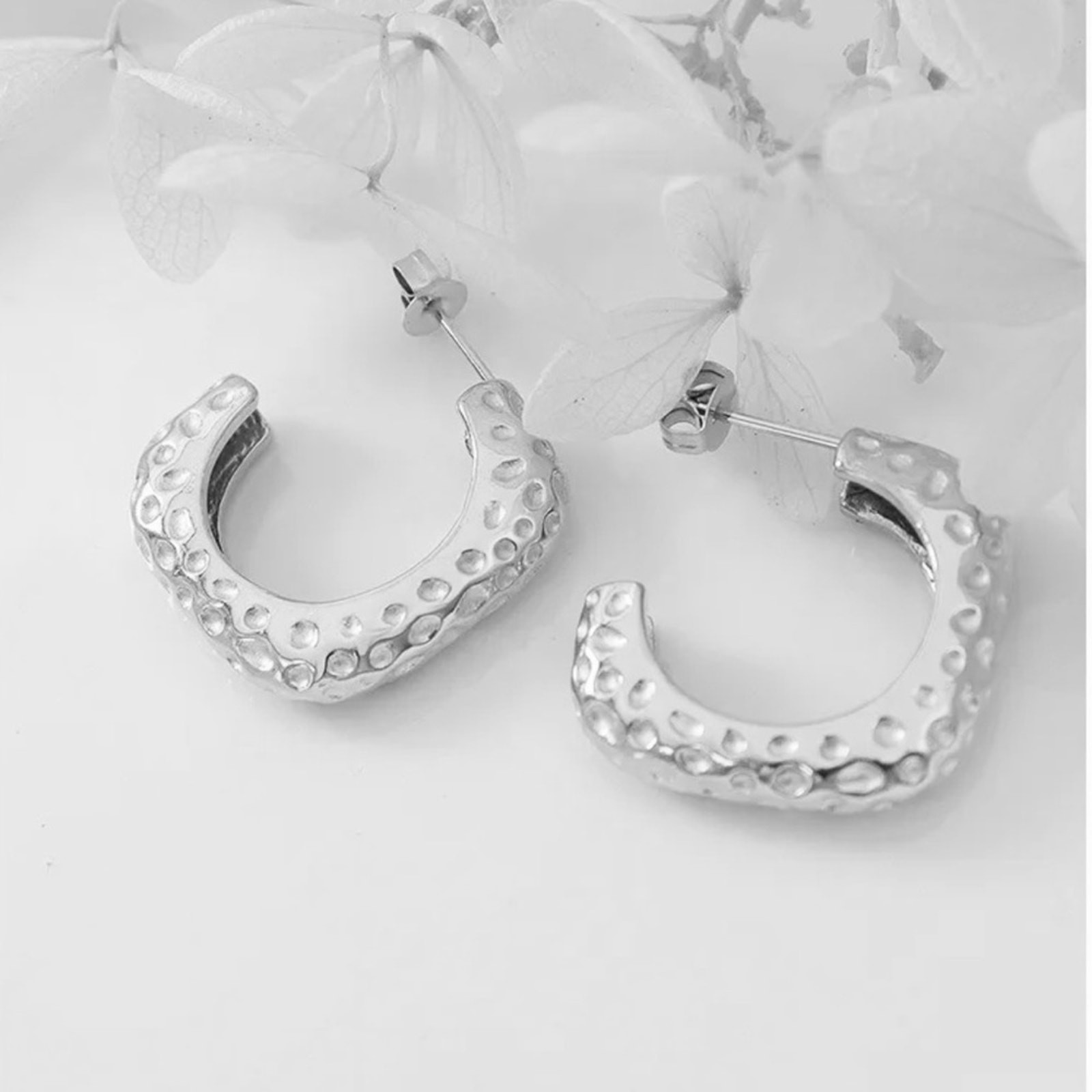NEW 18 karat white gold plated C-shaped drop hoop earrings jewelry B15A