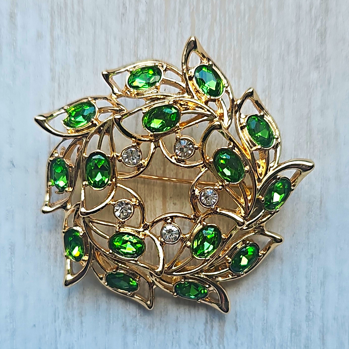 Avon 2019 Signed Gold Tone Green & Clear Rhinestone Leaf Wreath Brooch Pin