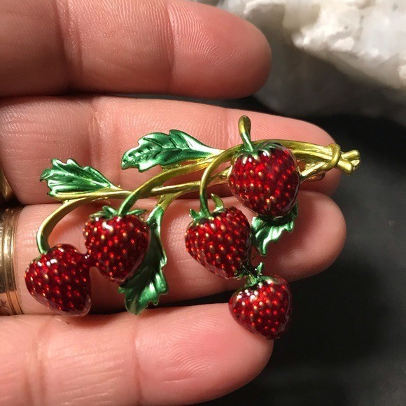 Strawberry jewelry brooch pin brand new
