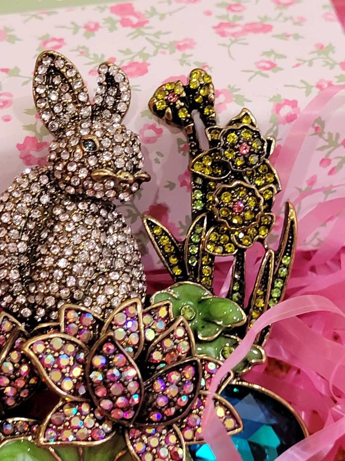 STUNNING ART DESIGNER EASTER Multi- Layered RABBIT & FLOWERS CRYSTAL BROOCH NEW