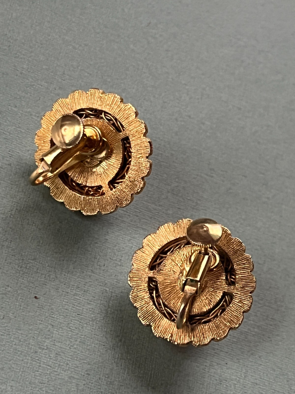 Vintage Scalloped Round Goldtone Nest & Center Faux Pearl Bead Screwback Earring