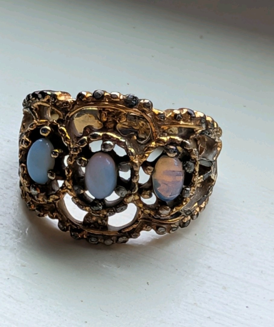 Vintage Yellow Electroplated Synthetic Opal Fashion Ring