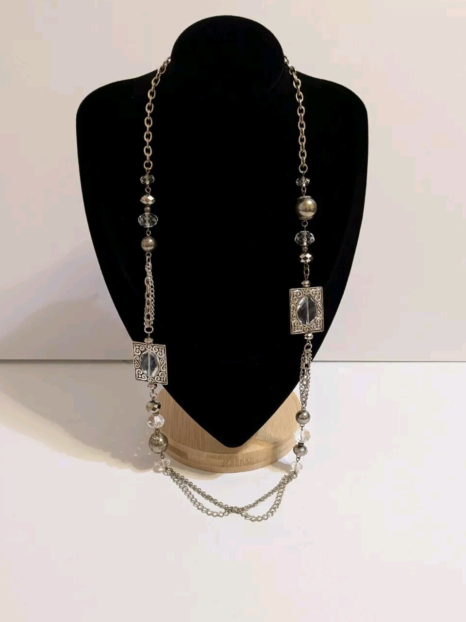 Etched Metal & Acrylic Gray/Clear Faceted Beads Silver Tone Pendant Necklace 29″