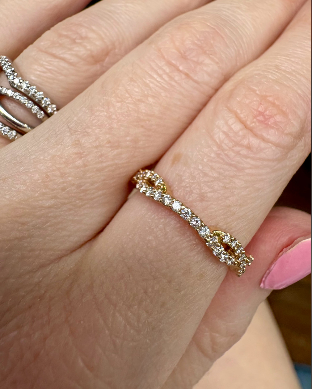 Diamond Twist Crossover Band (1/4 ct. t.w) in 14k Gold Excellent Condition