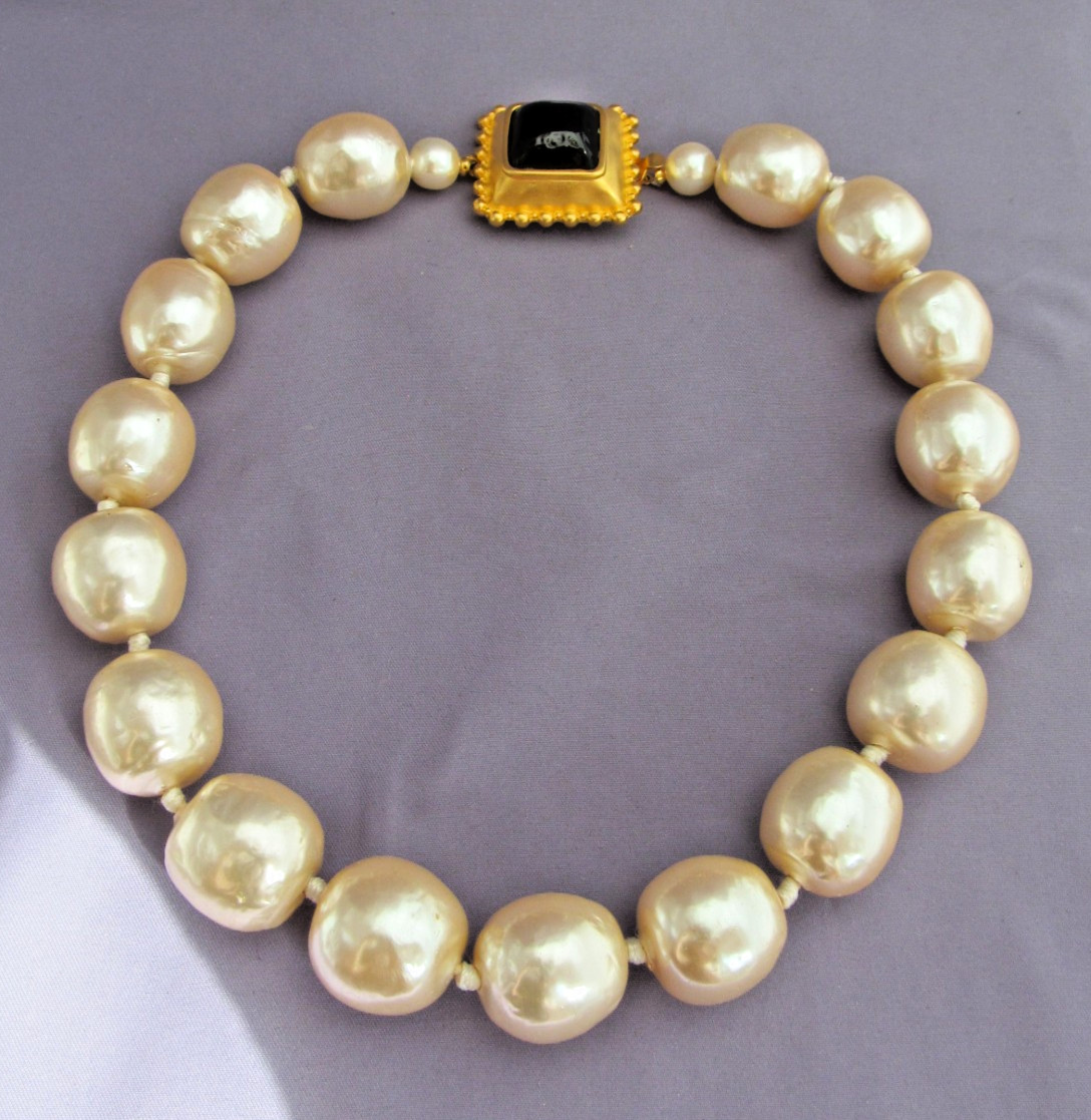 RARE VINTAGE MASSIVE Karl Lagerfeld Paris Black Glass Pearl RUNWAY Necklace 19mm