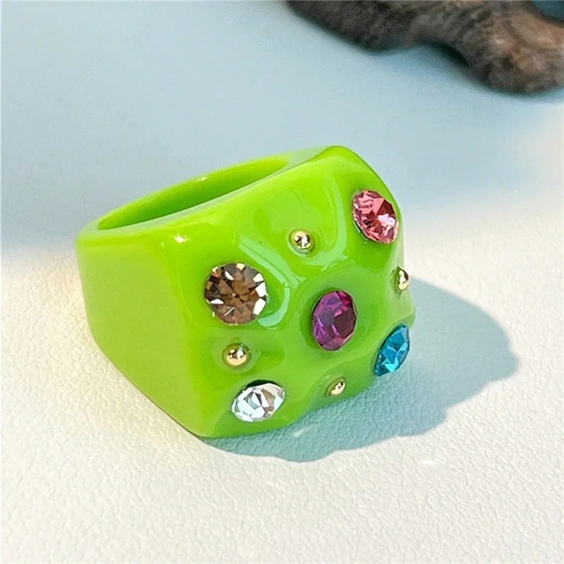 Multicolored resin oil drop ring, oval geometric style, adorned with flowers