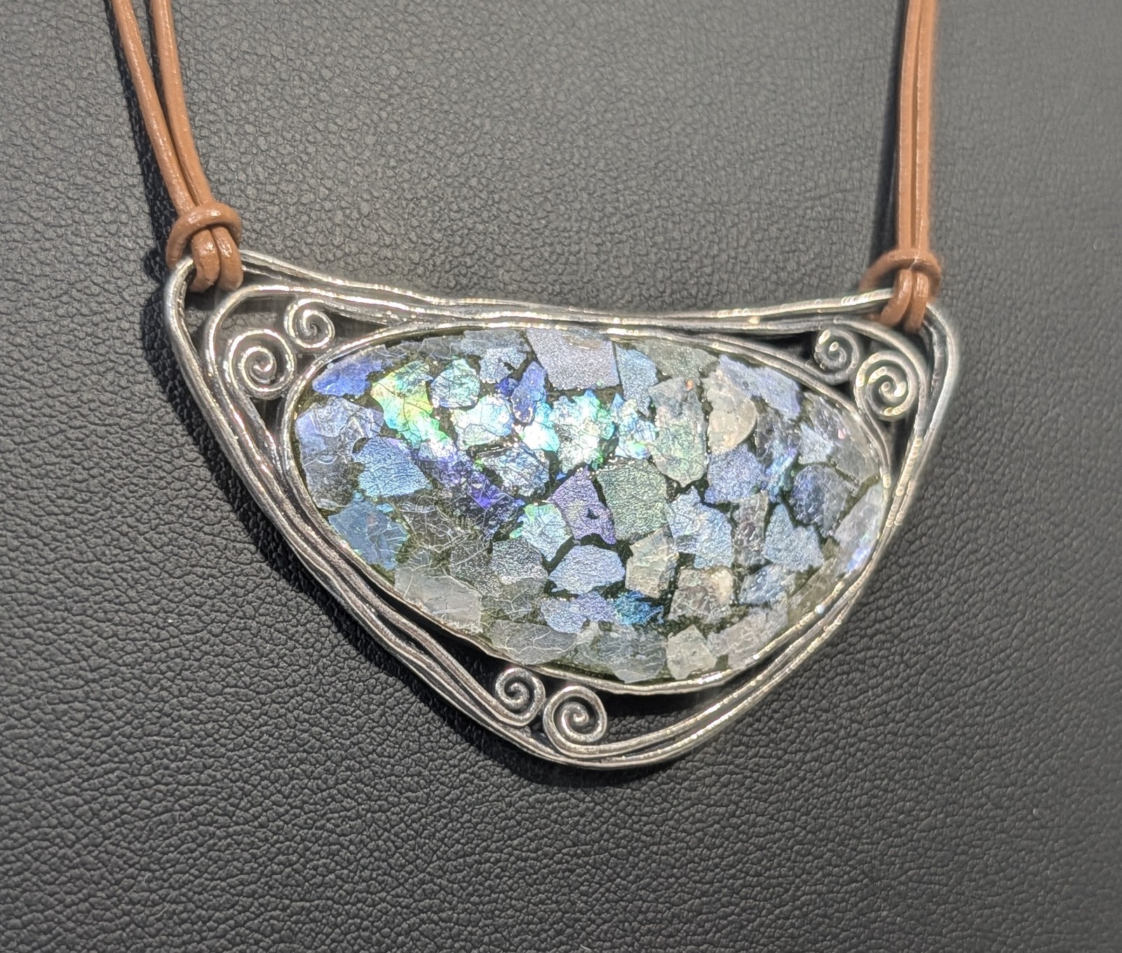 ** (NOS) Noa Zuman Freeform Roman Glass Leather Drop Necklace (~17g) AR-37
