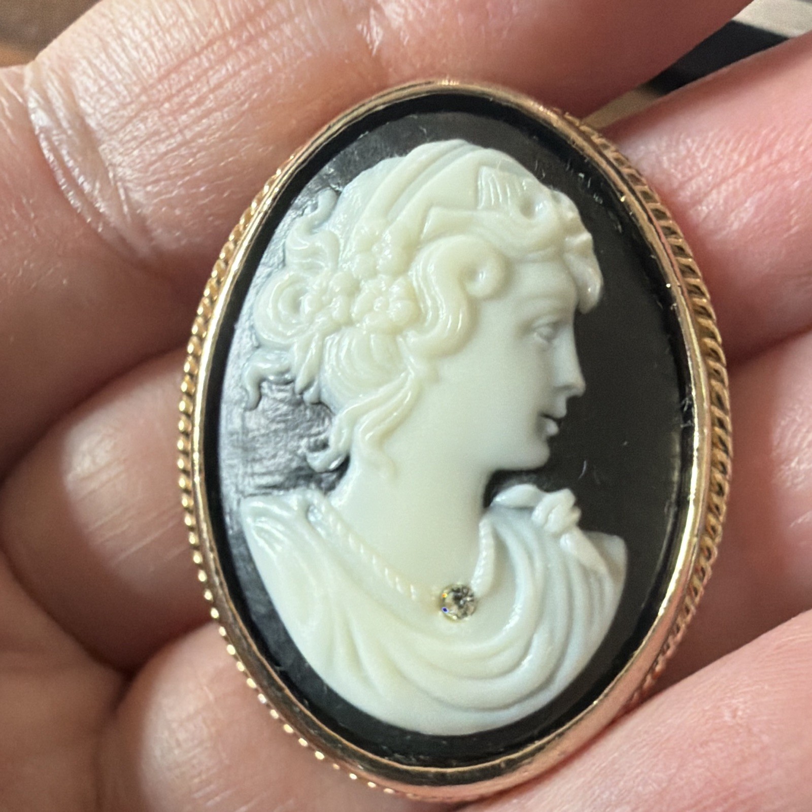Avon Signed Gold Tone Oval Cameo Brooch Pin Black & White Metal