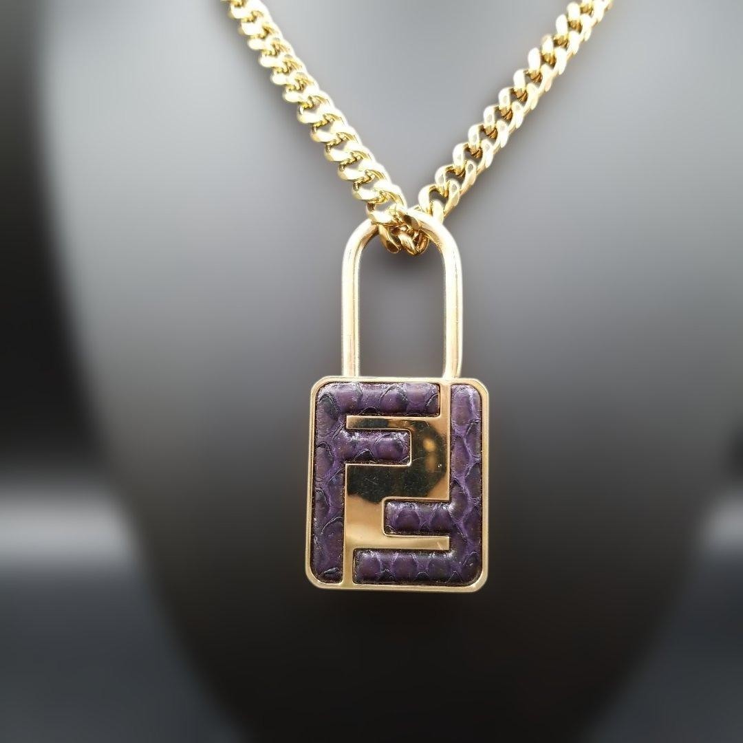 Fendi Black F Logo Padlock Gold Cadena Women’s Necklace – Excellent Condition