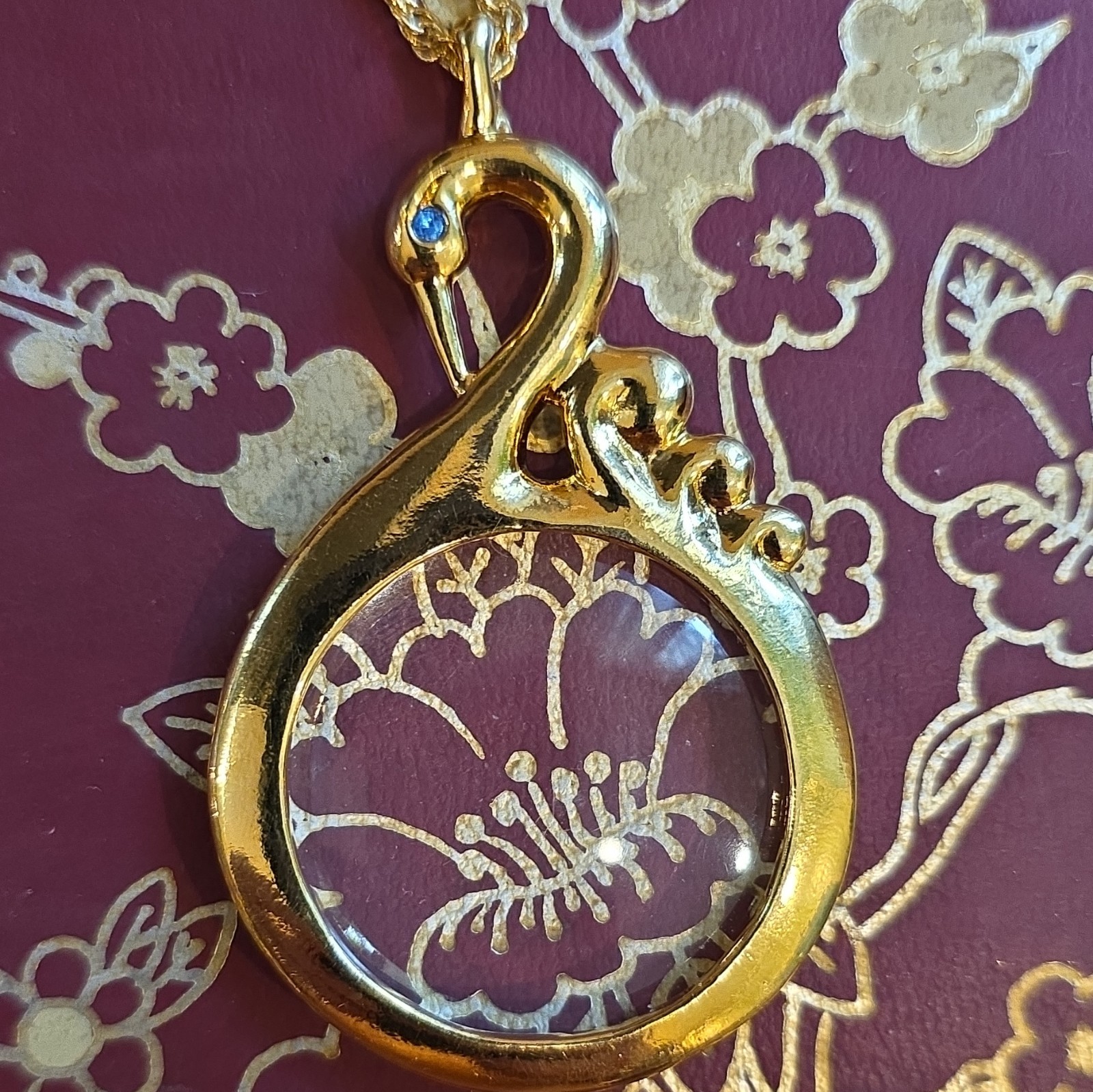 Avon Gold Tone Rope Chain Necklace Round Clear Glass Magnifier Swan Pendant