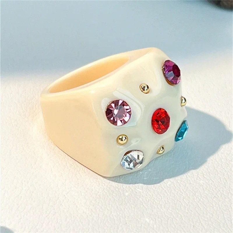 Multicolored resin oil drop ring, oval geometric style, adorned with flowers