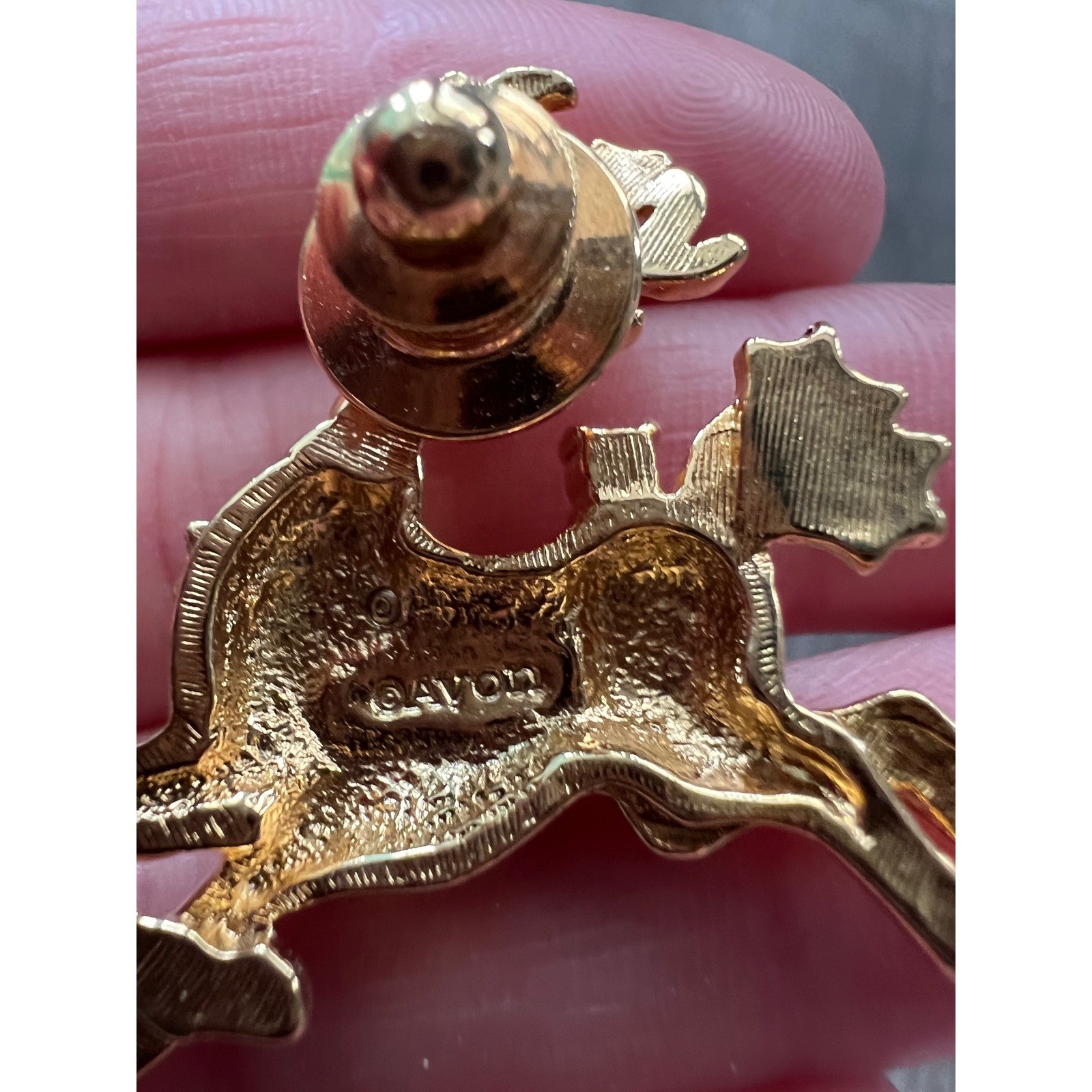 Avon Reindeer Pin Women OS Gold Vintage Christmas Holly Enamel Brooch