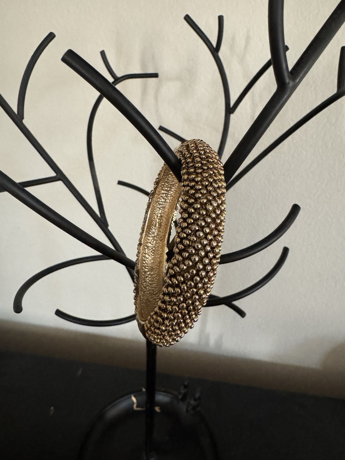 Vintage Gold Tone Textured Magnetic Clasp Round Bangle Bracelet Metal No Stone