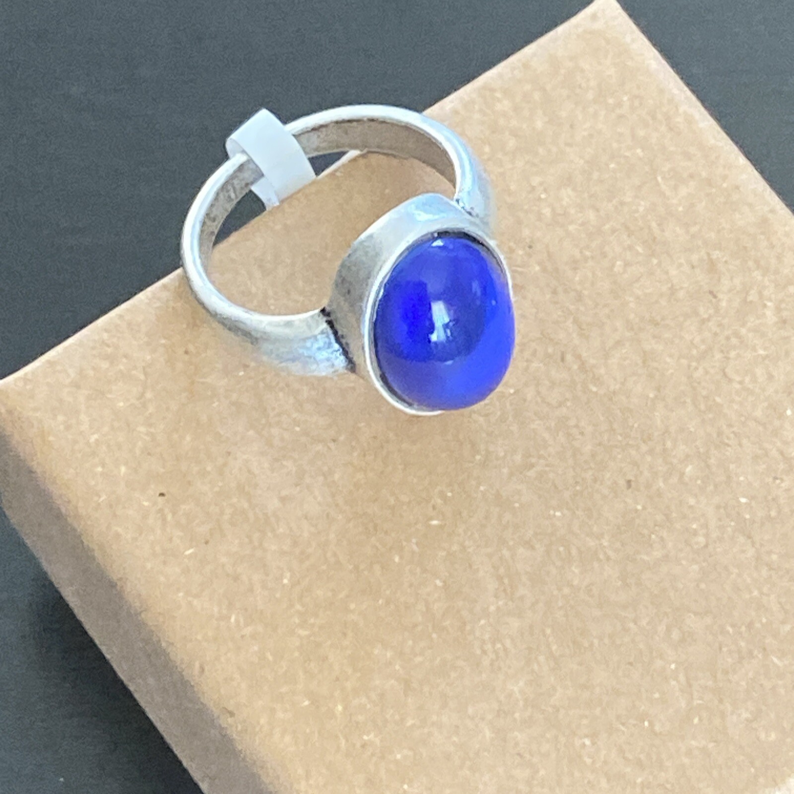 Oval Silver Plated Zinc Alloy Mood Ring Size 8.5 + Gift Box + Color Chart