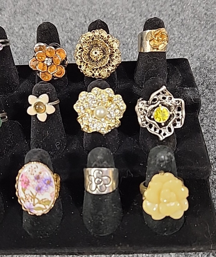 Jewelry 18 Flowered Rings Adjusts Sized Stretch See Description Lot #250