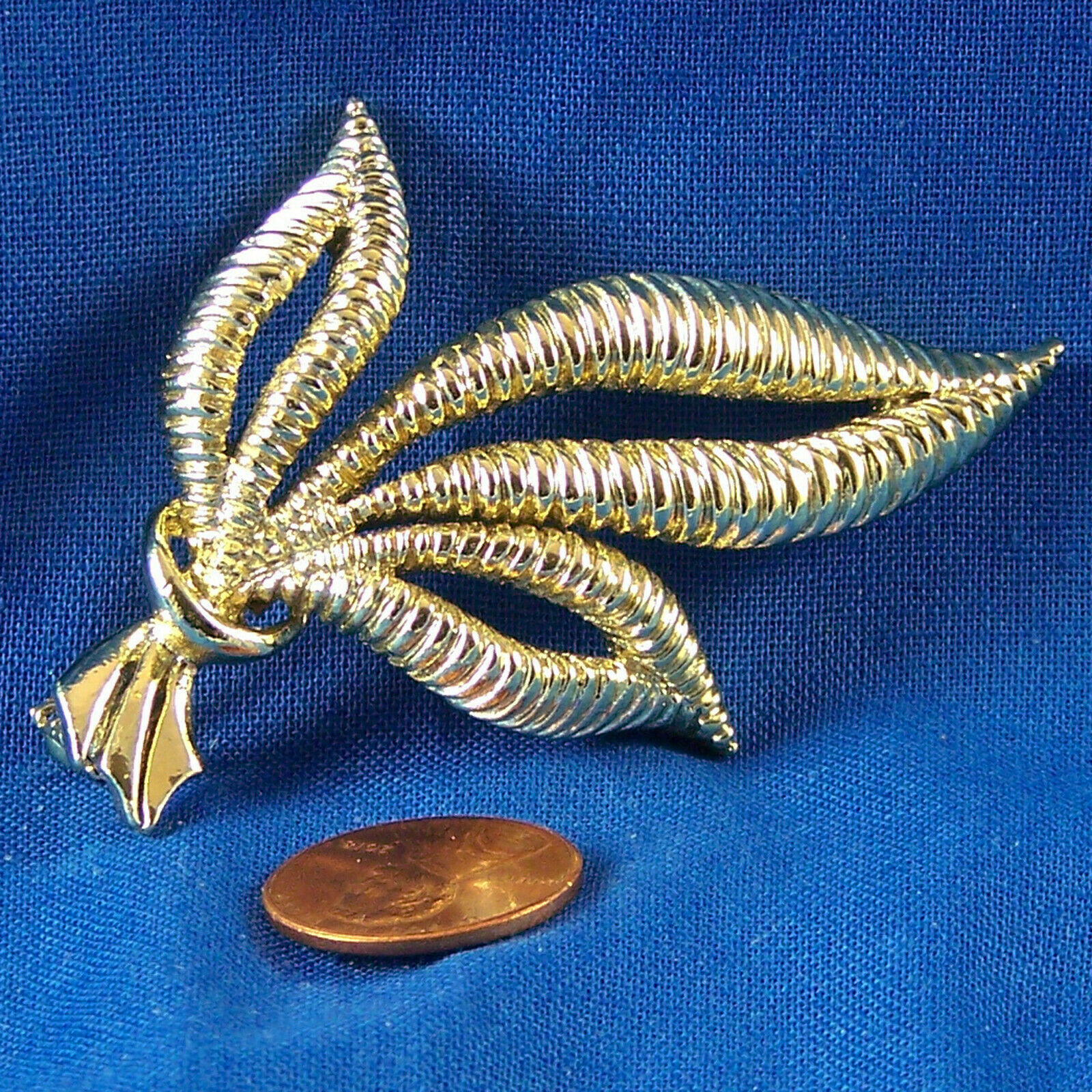 Vintage Pin Leaf Leaves Floral Bouquet Textured Shiny Goldtone Metal Brooch