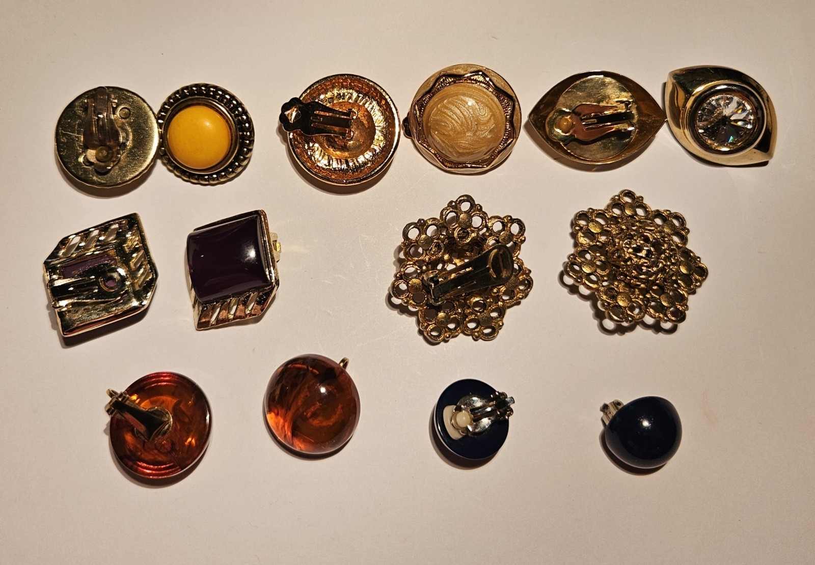 BEAUTIFUL VINTAGE (7) PAIRS OF MULTI COLOR & GOLD-TONE CLIP-ON EARRINGS