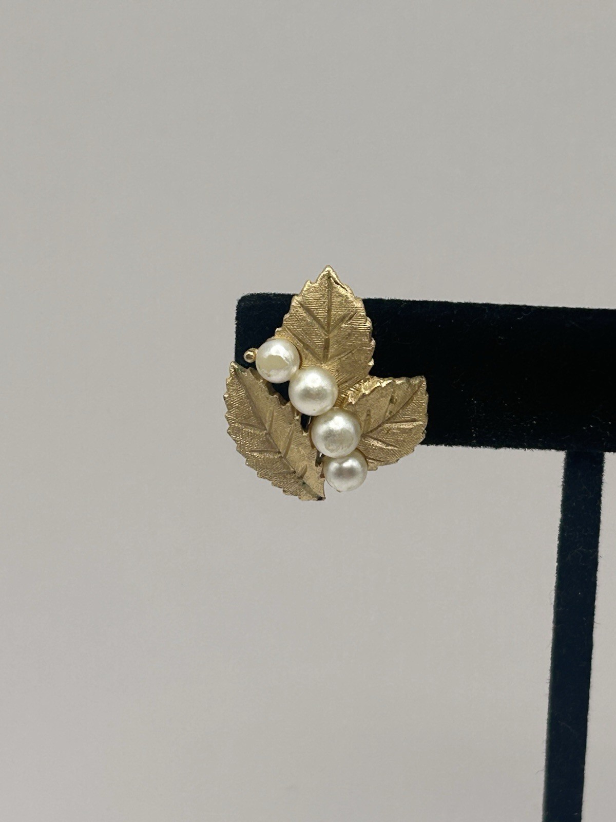 Vintage Crown TRIFARI Florentine Gilt Metal Three-Leaf Four-Pearl Clip Earrings