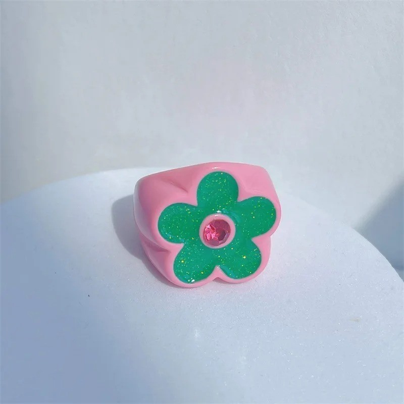 Multicolored resin oil drop ring, oval geometric style, adorned with flowers