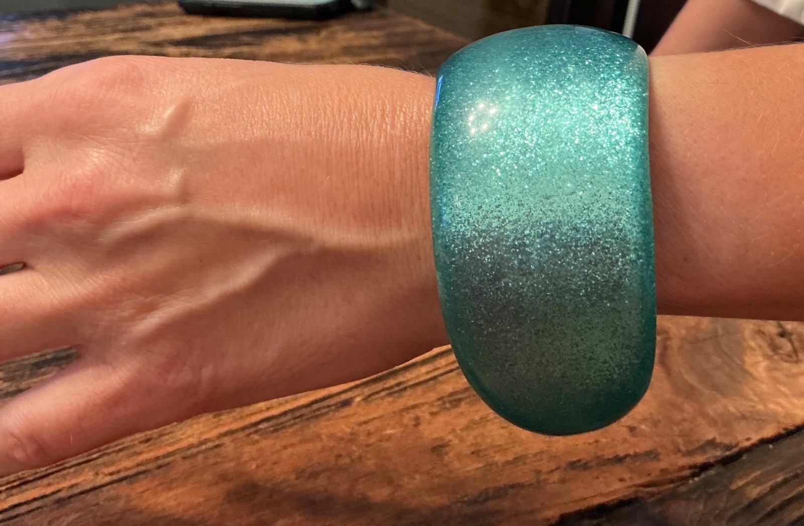 Vt Green-Blue Sparkling Lucite Wide Wave Bracelet, Diameter 2,6 Inches, 84,4gr