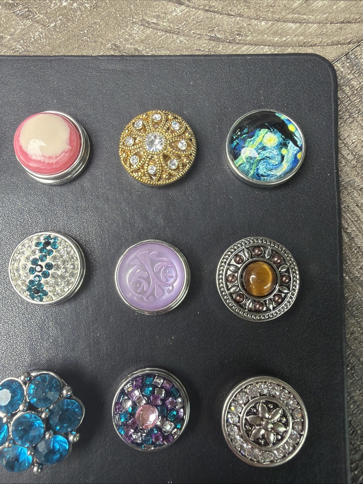 NEW 30 Regular Snaps 18mm 20mm Gingersnaps Charm Ginger Snap Button Lot W/Holder