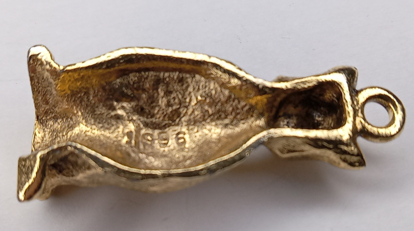 Sitting Cat Gold Toned Charm Pendant 1996 Vintage No Maker Mark