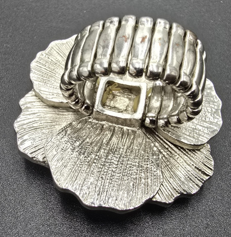 Metal Flower Shaped Stretch Ring With Multi-Rhinestone Center Plust Bracelet