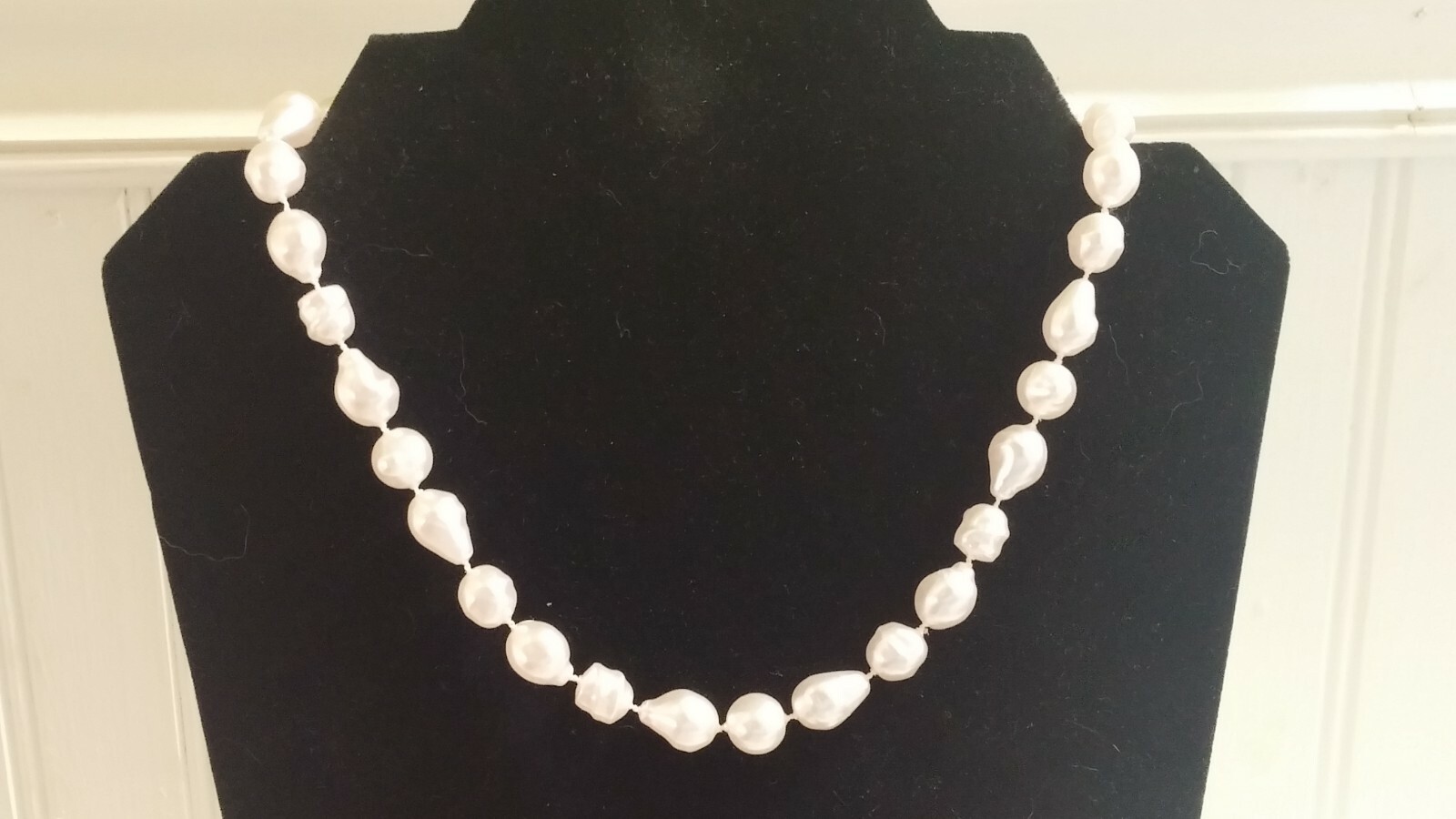 Vintage Silvertone Metal Faux Baroque Pearl Plastic Bead 17.5″ Necklace