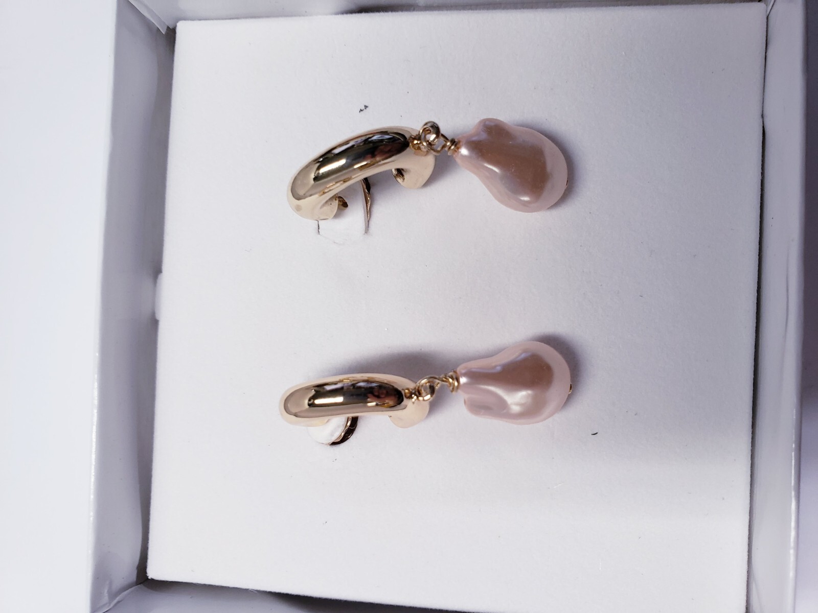 JENNIFER MILLER PINK PEARL HOOP EARRINGS