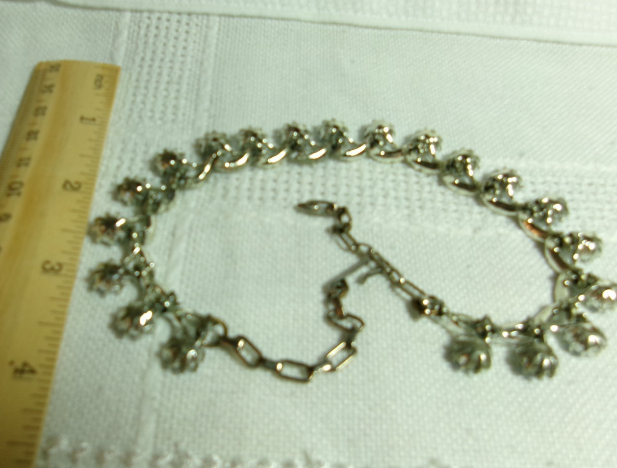 VINTAGE UNSIGNED CHOKER NECKLACE W/BLUE AB STONE STATIONS ALL SILVERTONE