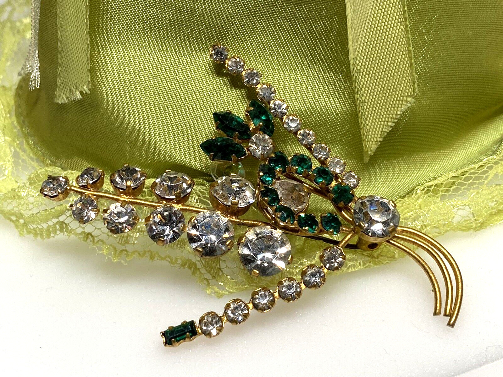 Vintage Brooch Flower Rhinestones Gem Spray Gold Metal 10.30g 1950′ zz