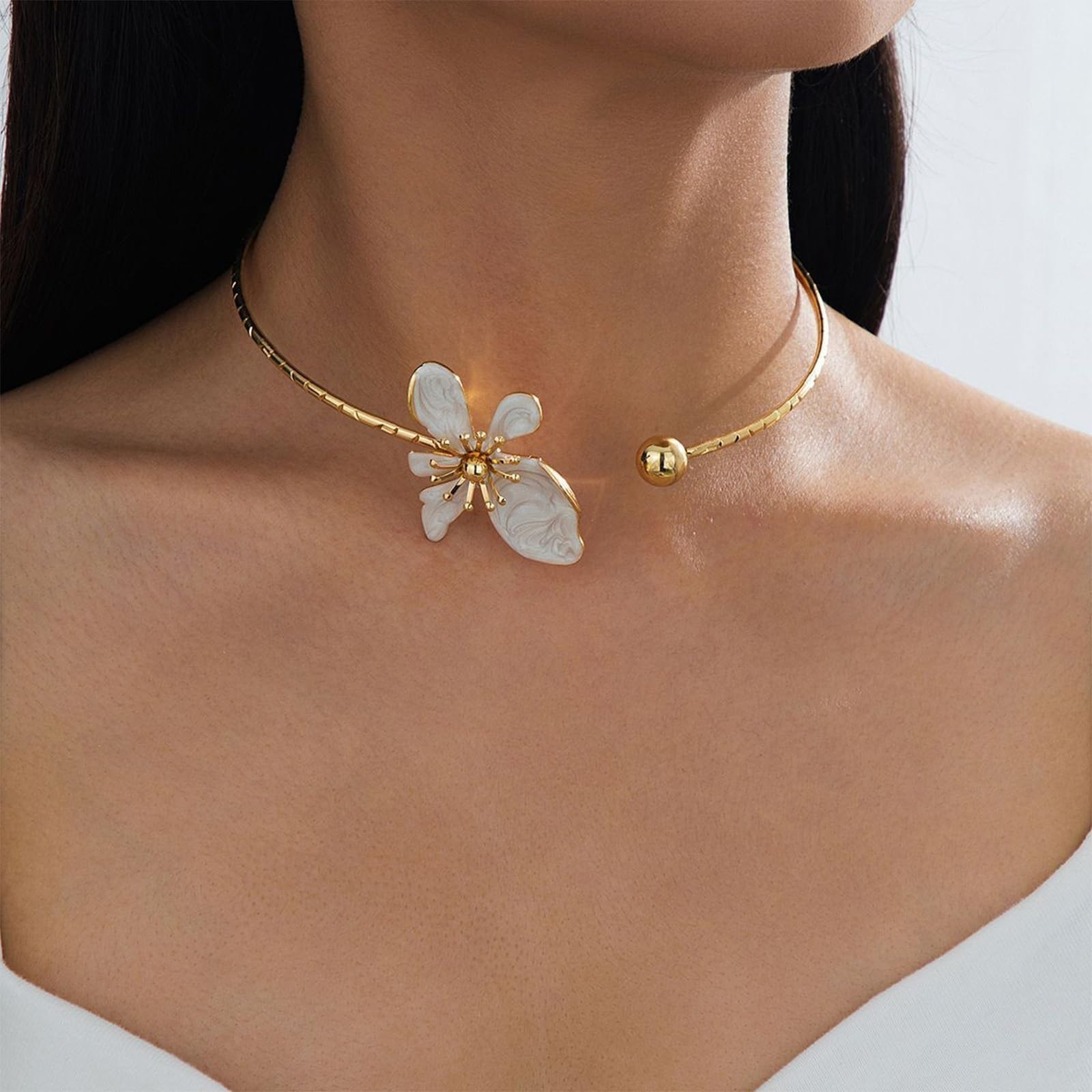 Dainty Gold Flower Choker Necklace – Chunky Floral Pendant for Summer & Weddings