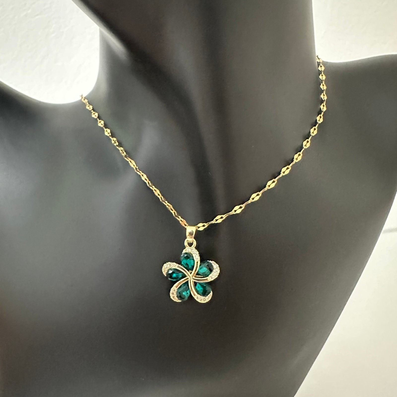Women’s Green Flower Pendant Cable Chain Gold Plated Necklace Adjustable Zircon