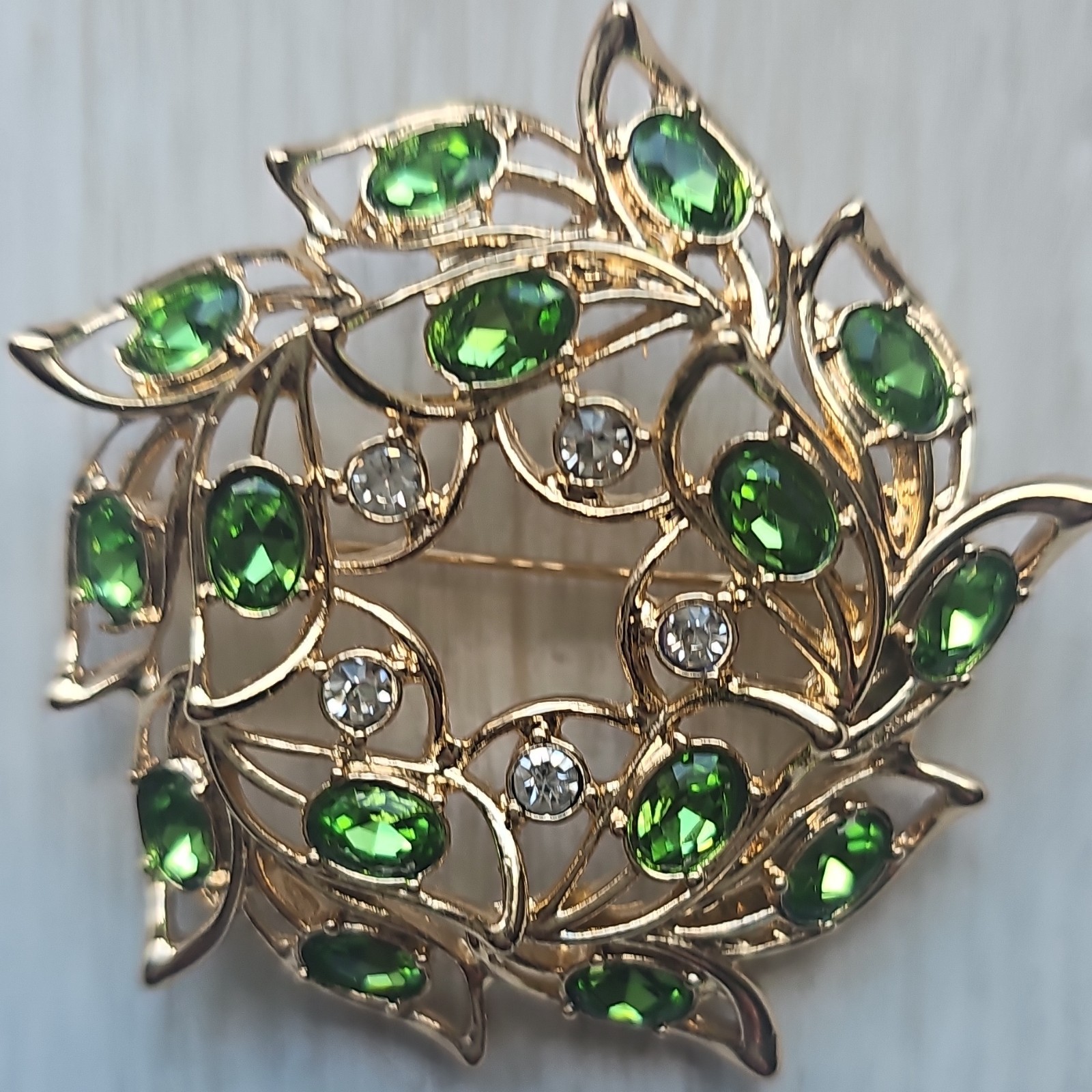 Avon 2019 Signed Gold Tone Green & Clear Rhinestone Leaf Wreath Brooch Pin