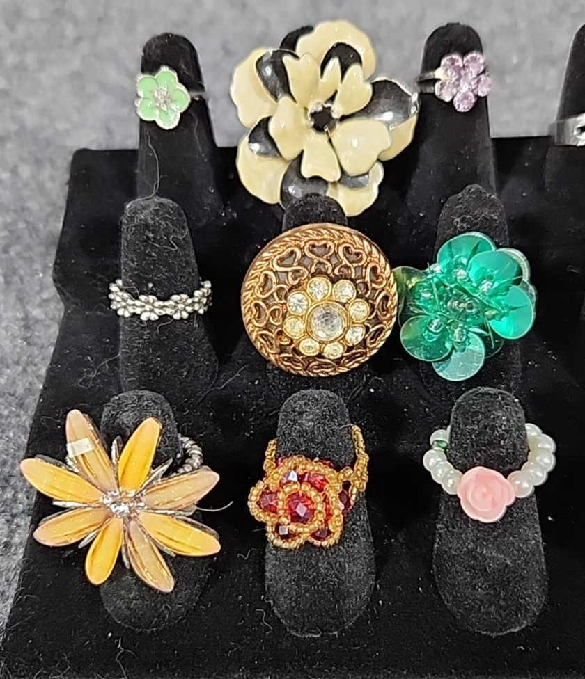 Jewelry 18 Flowered Rings Adjusts Sized Stretch See Description Lot #250