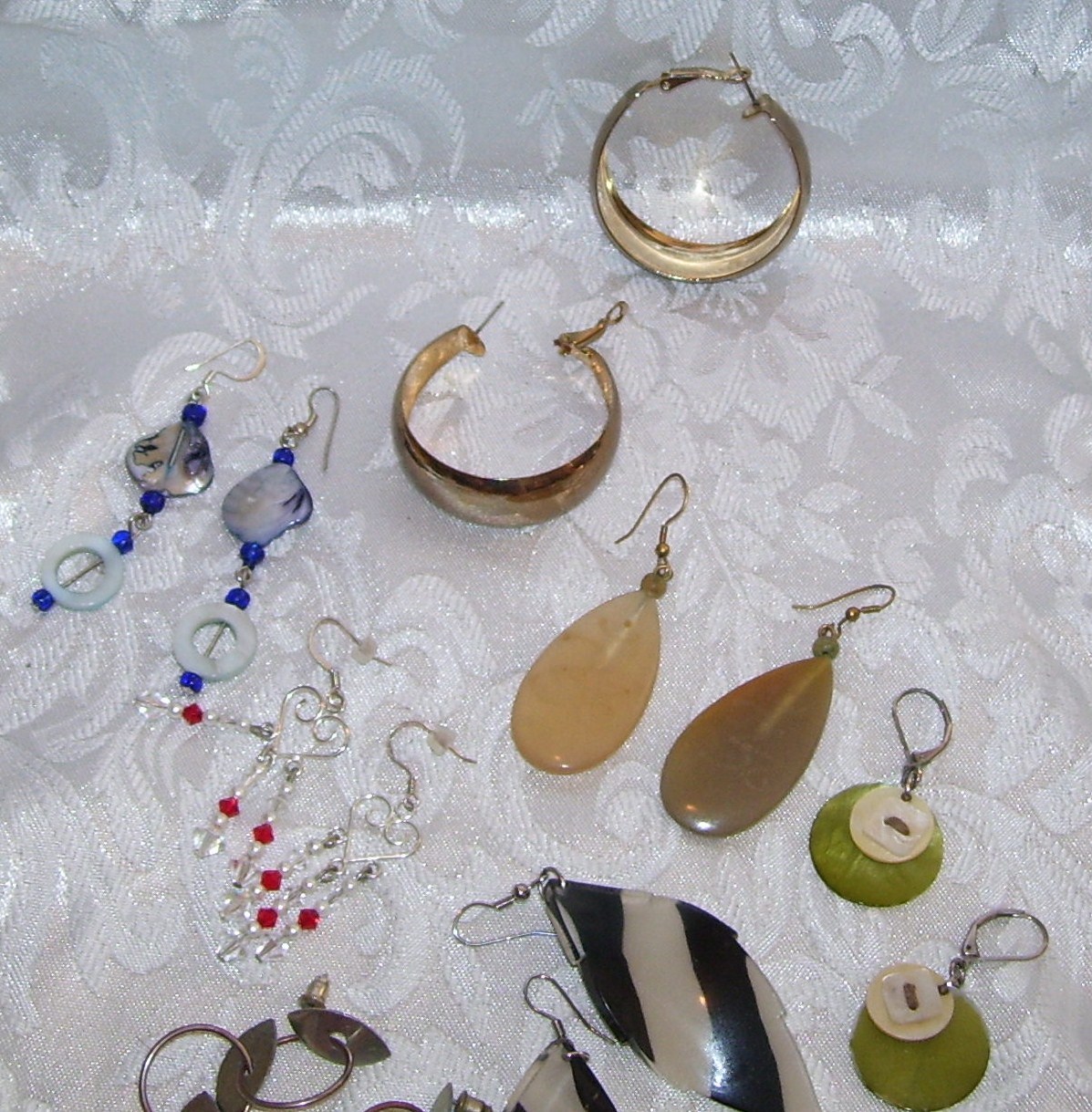 LOT OF UNMARKED PIERCED EARRINGS MATERIALS VARY WEARABLE OR FOR CRAFTS 8 PAIR