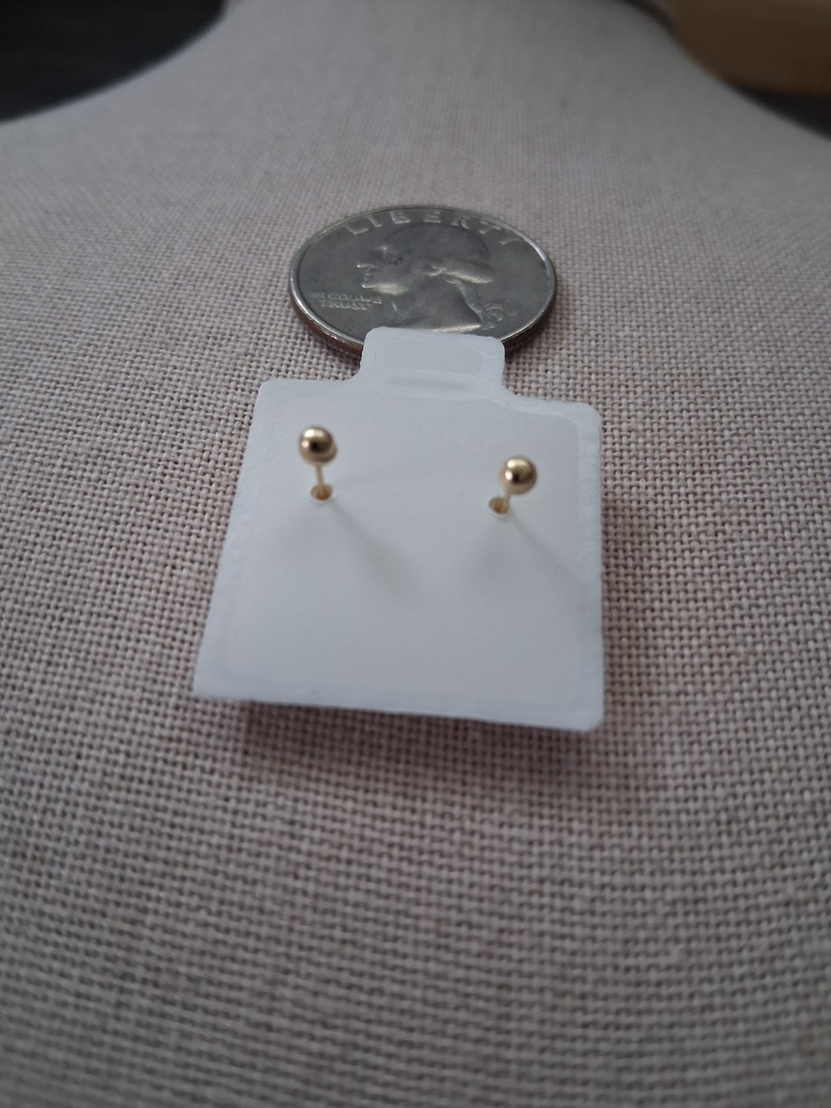 Aretes Broquel flor de 10K / 10k Studs Earrings flower style. dark green.
