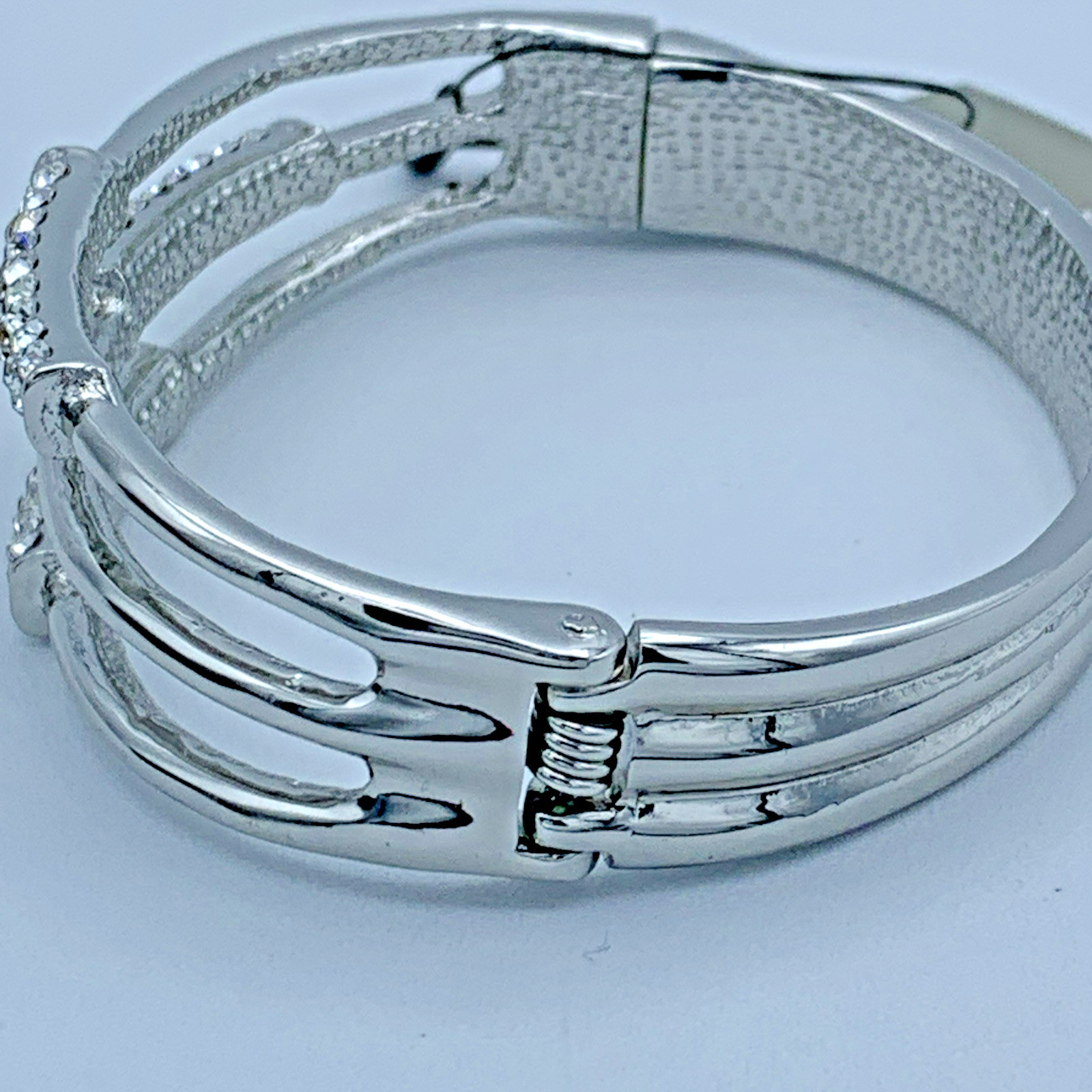 Chico’s Silver Tone 7 inch Crystal Spring Hinge Bangle Bracelet B6-08
