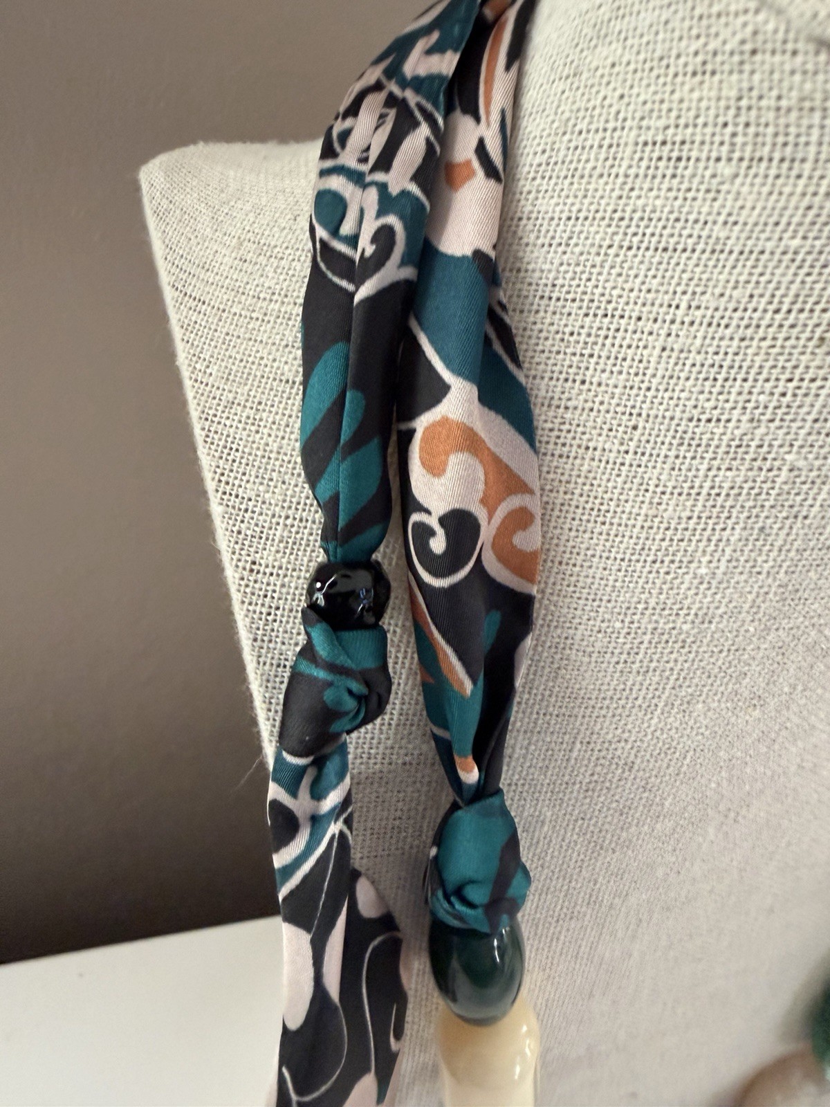Chicos NWT Scarf Necklace, Stone, Glass & Lucite with Matching Earrings