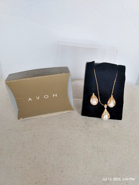 Elegant Avon Gold Tone Pearlesque Pendant Necklace & Earr Set