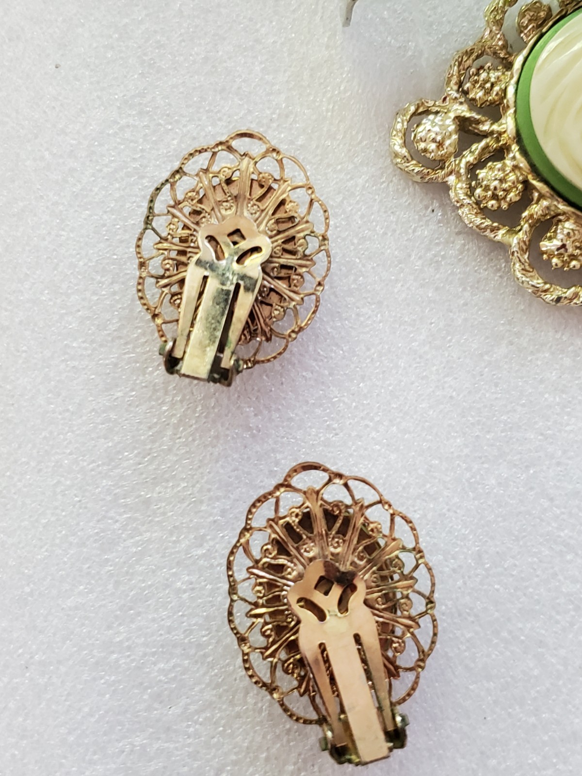 Gold-tone metal green/ivory plastic/resin cameo pendant & clip on earrings